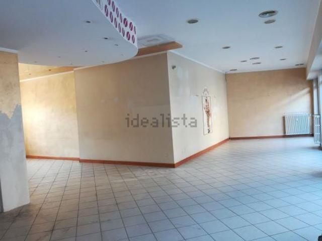 Locale Commerciale in affitto a Piemonte, Cuneo
