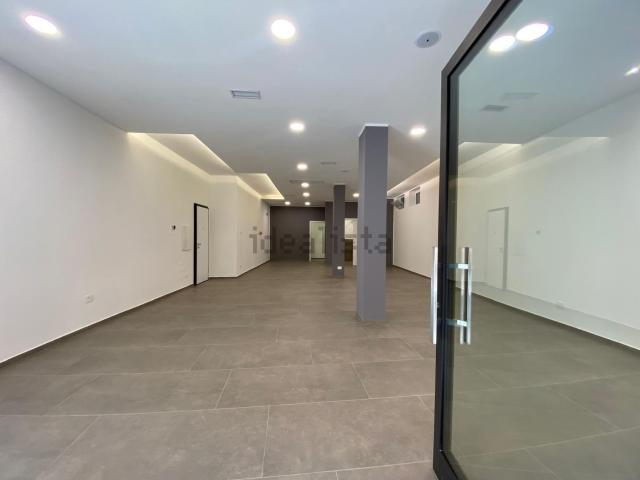 Locale Commerciale in affitto a Fiorenzuola D'arda, Reggio Emilia