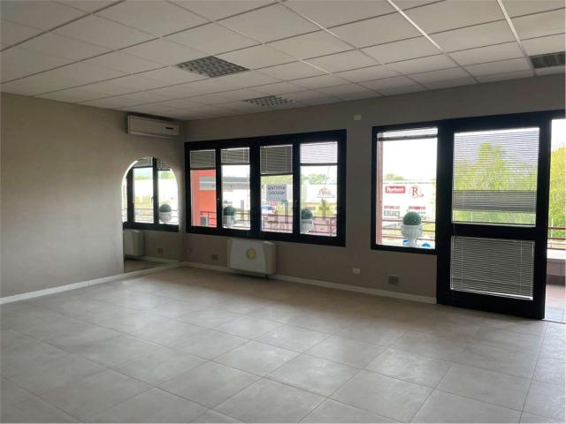 Locale Commerciale in affitto a Piemonte, Novara