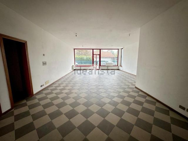 Locale Commerciale in affitto a Castelfranco Veneto, Veneto