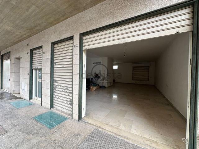 Locale Commerciale in affitto a Puglia, Barletta-andria-trani