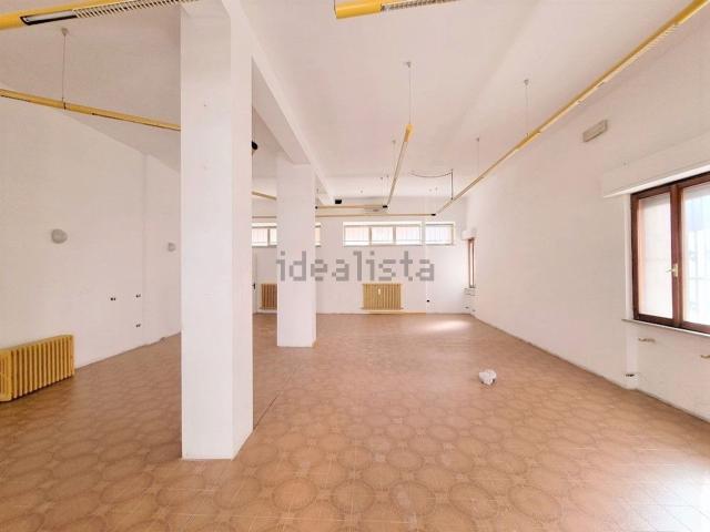 Locale Commerciale in affitto a San Francesco, Marche