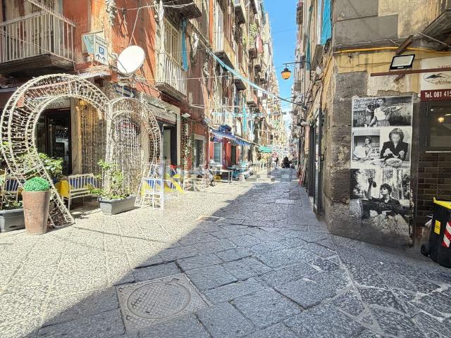 Locale Commerciale in affitto a Municipalità 2, Campania