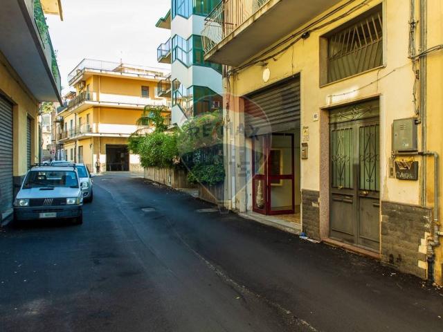 Locale Commerciale in affitto a Sciarelle, Acireale