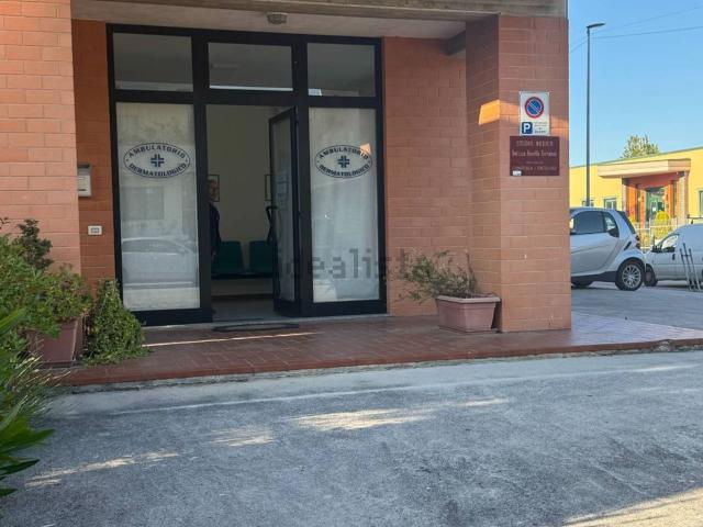 Locale Commerciale in affitto a Marche, Fermo