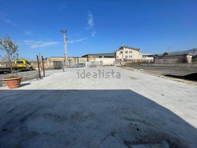 Locale Commerciale in affitto a Maddaloni, Campania