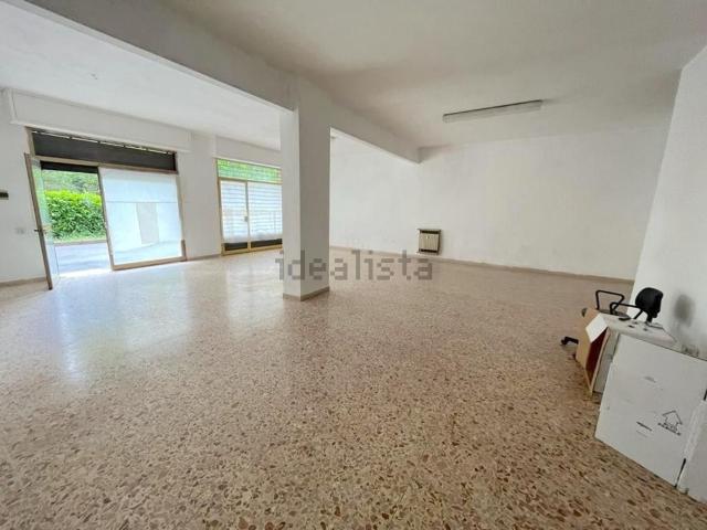 Locale Commerciale in affitto a Mezzana, Prato