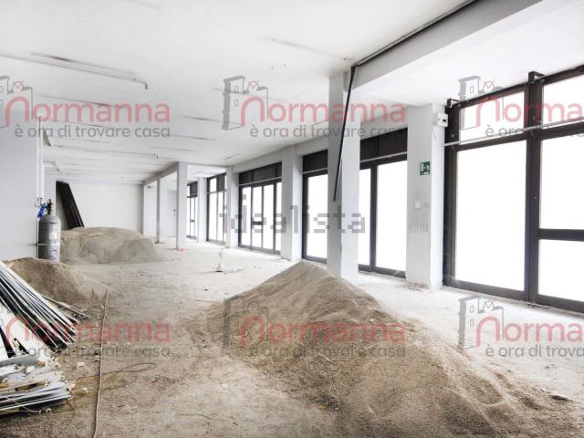Locale Commerciale in affitto a Sant'Andrea dei Lagni, Santa Maria Capua