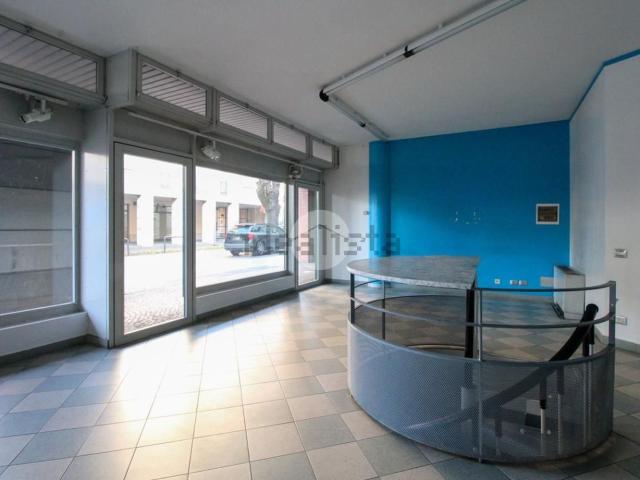 Locale Commerciale in affitto a Treviglio, Lombardia