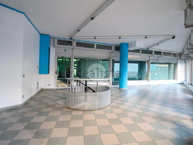 Locale Commerciale in affitto a Treviglio, Lombardia