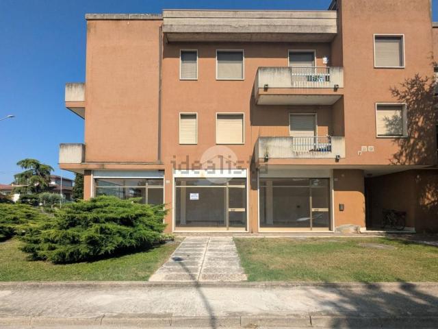 Locale Commerciale in affitto a Torre, Goito