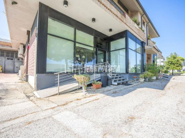 Locale Commerciale in affitto a Marche, Fermo