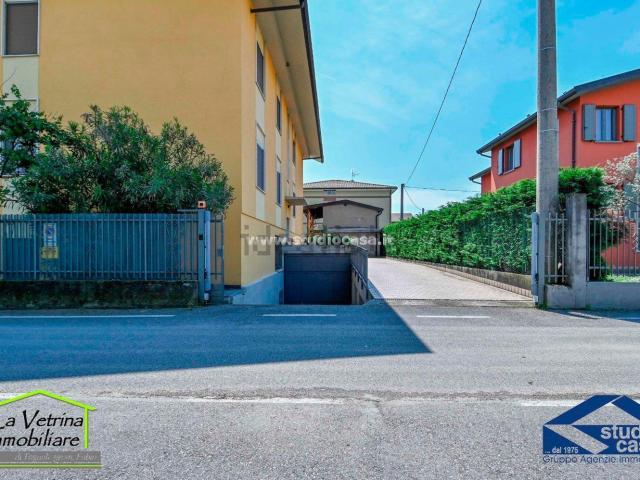 Locale Commerciale in affitto a Bagnatica, Lombardia
