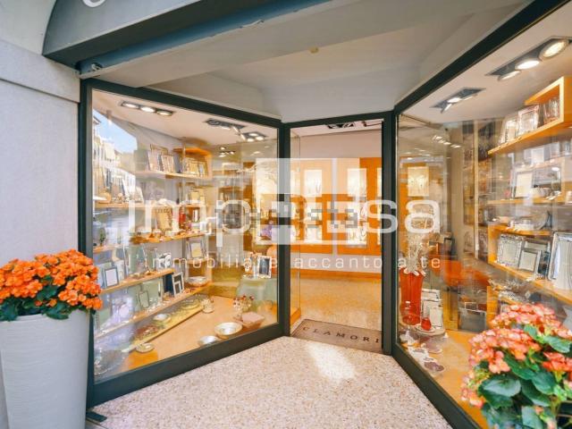 Locale Commerciale in affitto a San Zeno, Treviso