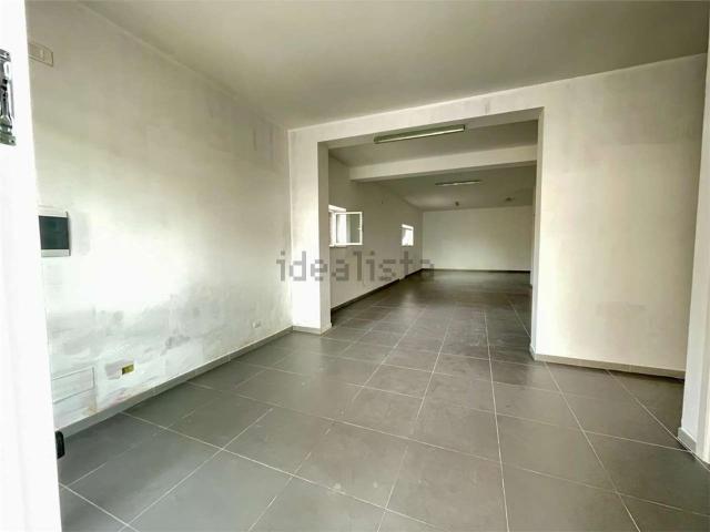Locale Commerciale in affitto a Puglia, Bari