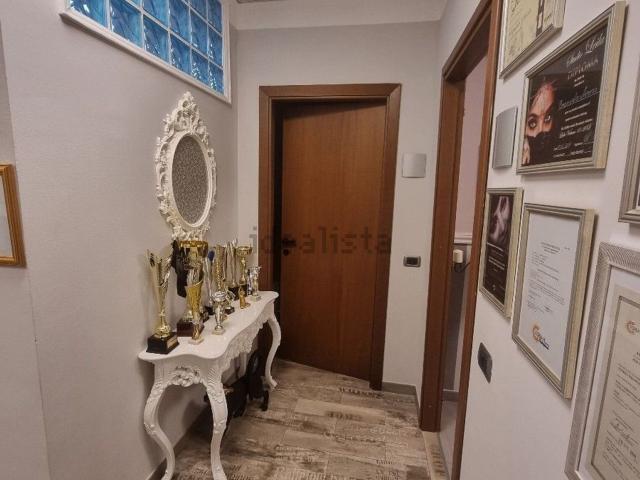Locale Commerciale in affitto a Cella, Re