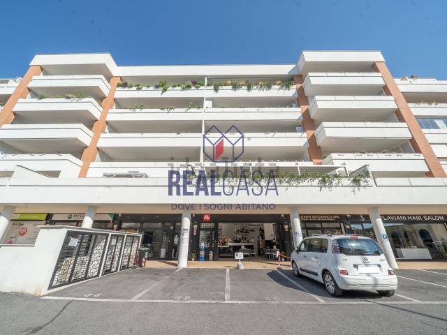Locale Commerciale in affitto a Giardini Tor di Mezzavia, Roma Capitale