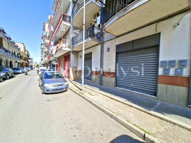 Locale Commerciale in affitto a Casoria, Campania