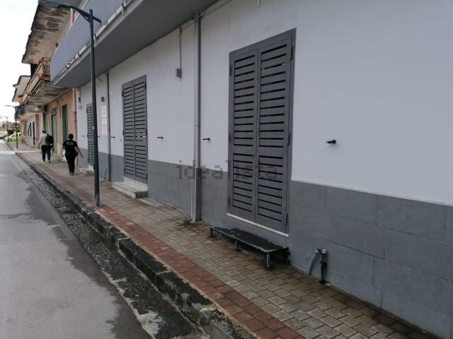 Locale Commerciale in affitto a Parete, Campania