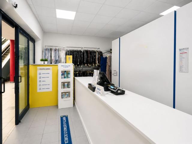 Locale Commerciale in affitto a Giulianova, Abruzzo