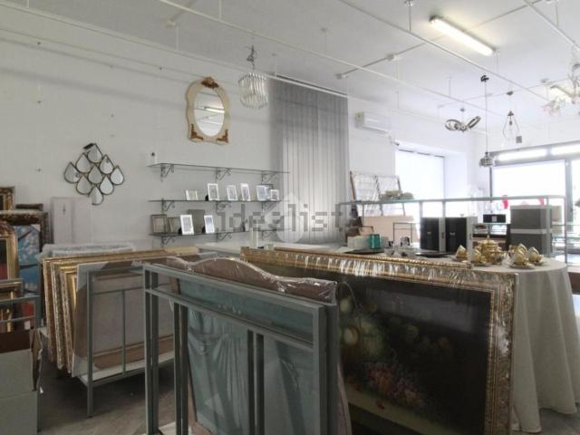 Locale Commerciale in affitto a Calabria, Crotone