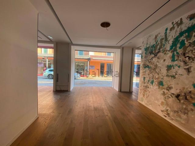 Locale Commerciale in affitto a Riccione, Reggio Emilia