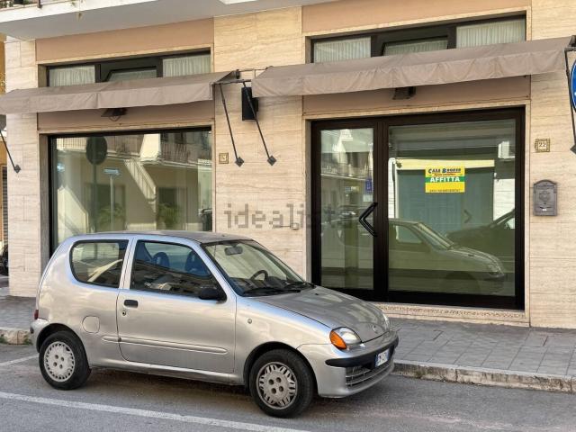 Locale Commerciale in affitto a Mare, Marche