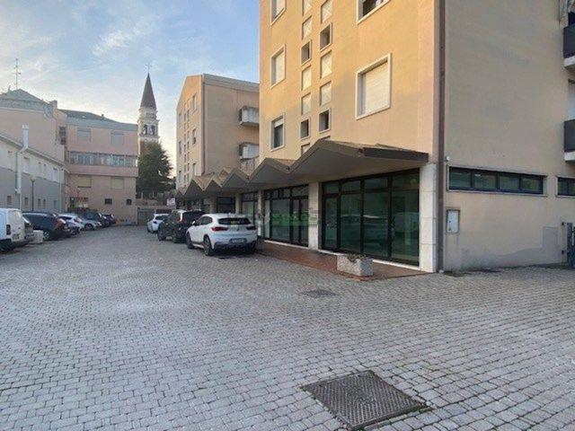 Locale Commerciale in affitto a Salzano, Veneto