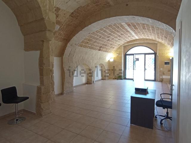 Locale Commerciale in affitto a Puglia, Lecce