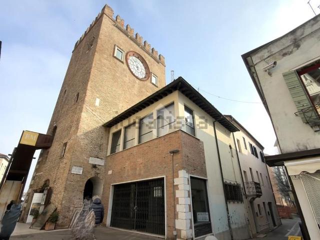 Locale Commerciale in affitto a Mestre-Carpenedo, Venezia