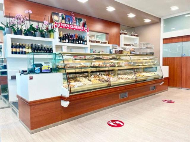 Locale Commerciale in affitto a Marche, Macerata