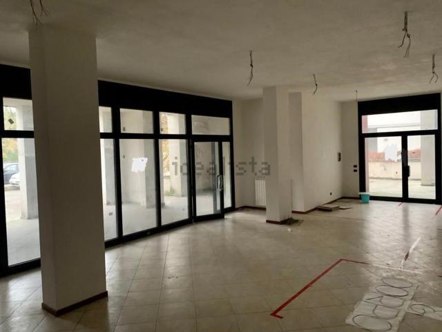 Locale Commerciale in affitto a Signa, Toscana