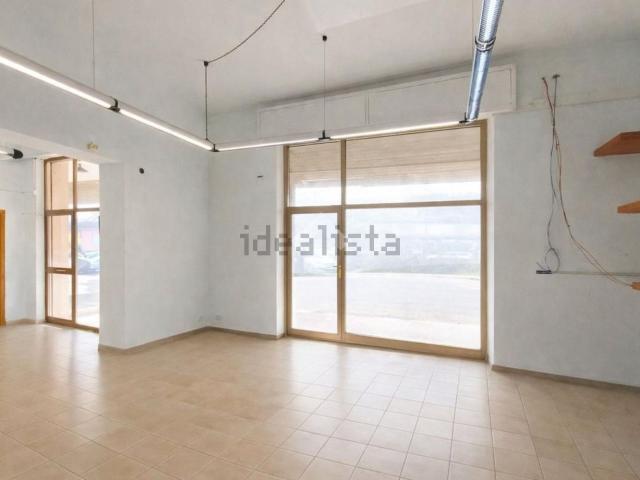 Locale Commerciale in affitto a Unione dei Comuni della Val Vibrata, Sant'egidioalla Vibrata