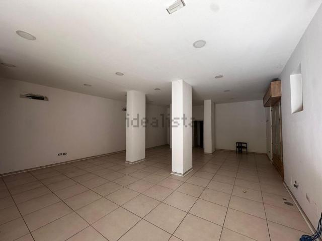 Locale Commerciale in affitto a Fratte, Salerno