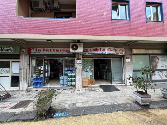 Locale Commerciale in affitto a IV Circoscrizione, Messina