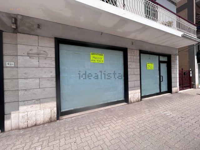Locale Commerciale in affitto a Porto d'Ascoli centro, Marche