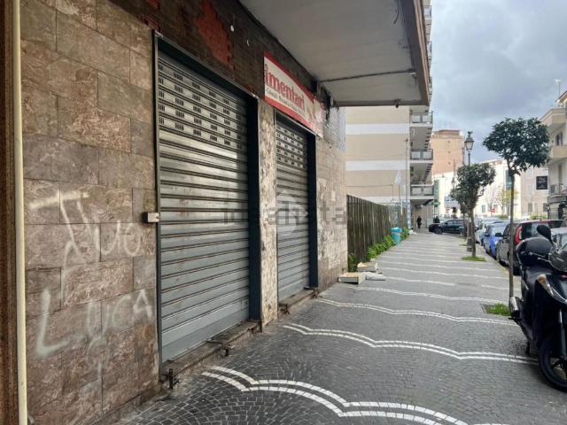 Locale Commerciale in affitto a Casoria, Campania