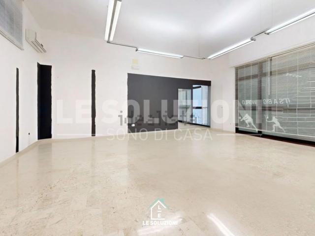Locale Commerciale in affitto a Puglia, Bari