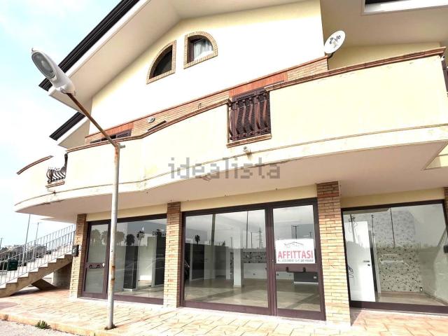 Locale Commerciale in affitto a Montenero di Bisaccia, Molise