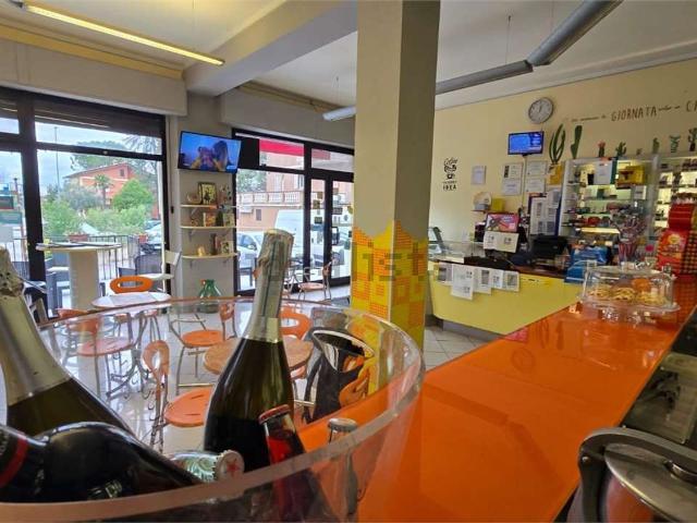 Locale Commerciale in affitto a Corciano, Umbria