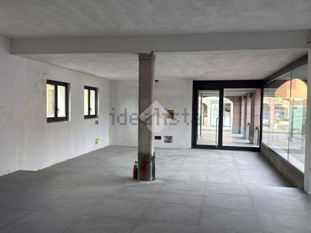 Locale Commerciale in affitto a Credaro, Lombardia