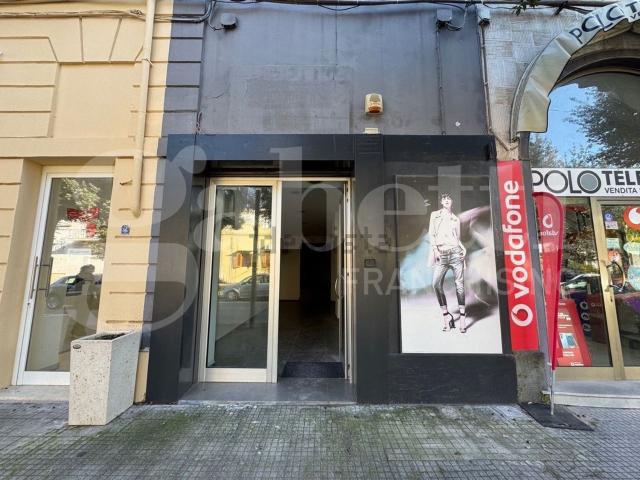 Locale Commerciale in affitto a Puglia, Lecce