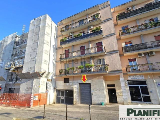 Locale Commerciale in affitto a Puglia, Bari