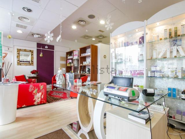 Locale Commerciale in affitto a Ovest, Brenzone