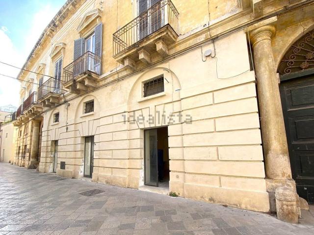 Locale Commerciale in affitto a Puglia, Lecce