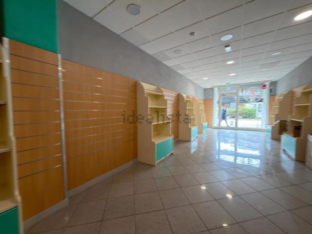 Locale Commerciale in affitto a Saione, Palazzo Del Pero