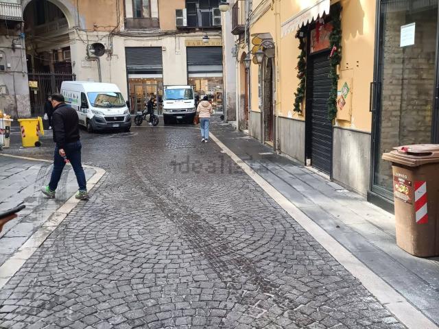Locale Commerciale in affitto a Municipalità 1, Campania