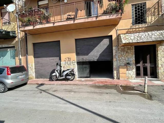 Locale Commerciale in affitto a IV Circoscrizione, Palermo