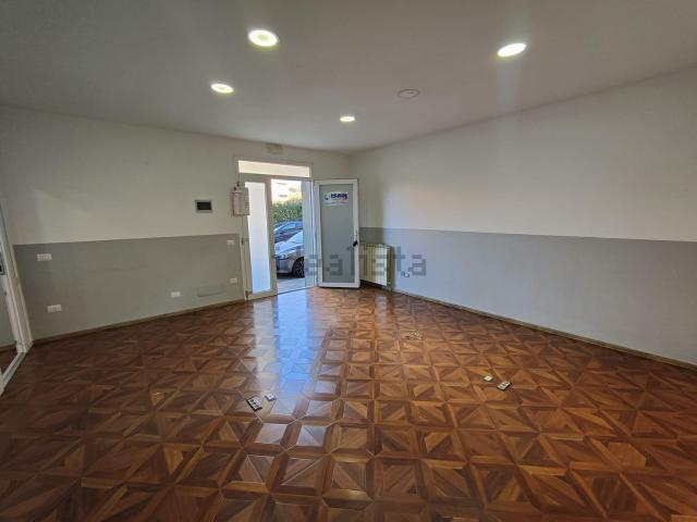 Locale Commerciale in affitto a Ponzano Magra, Santo Stefano Di Magra