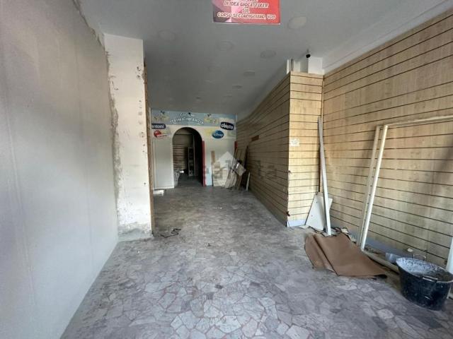 Locale Commerciale in affitto a Municipalità 7, Miano